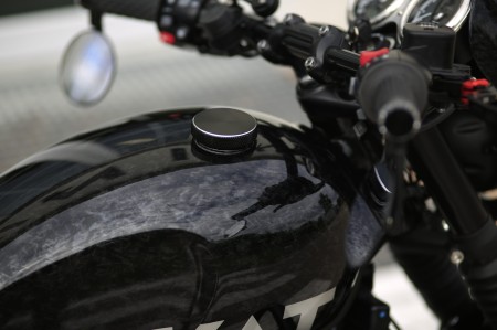 korek paliwa Motone z czarnego frezowanego aluminium do motocykli Triumph i Harley.jpg
