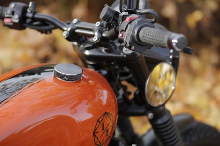 korek paliwa Motone z czarnego frezowanego aluminium do motocykli Triumph i Harley.jpg
