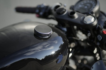 korek paliwa Motone z czarnego frezowanego aluminium do motocykli Triumph i Harley.jpg