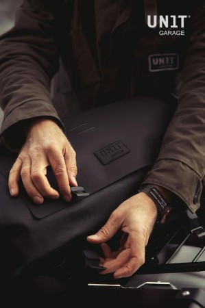 Torba motocyklowa Khali-duffle-bag-30l-TPU-lifestyle1.jpg