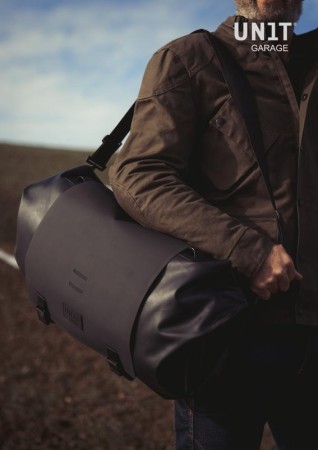 Torba motocyklowa Khali-duffle-bag-30l-TPU-lifestyle5.jpg